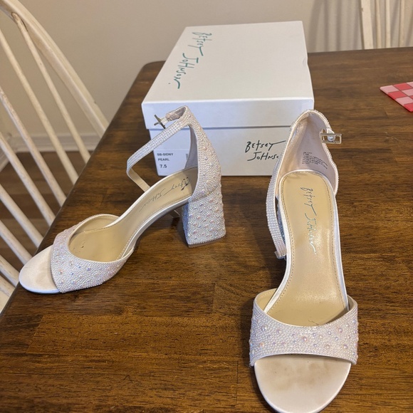 Betsey Johnson Sydni Pearl Heels - Picture 1 of 1